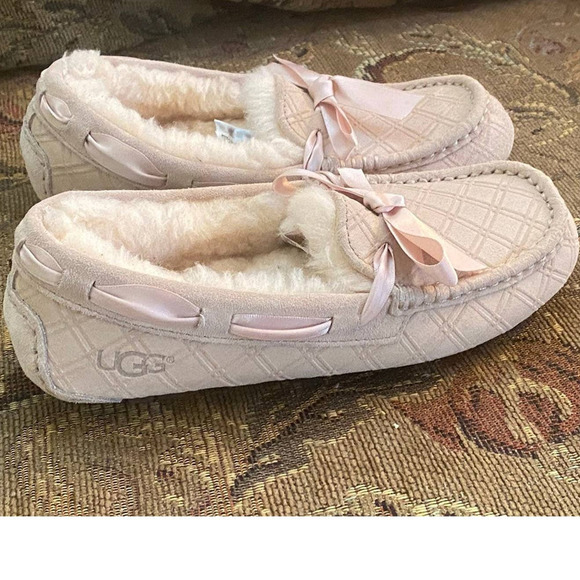 UGG Australia Shoes - Pre-Owned Women's Ugg Australia Dakota Moccasins US 5 Pink Warm Fall Slip Ons